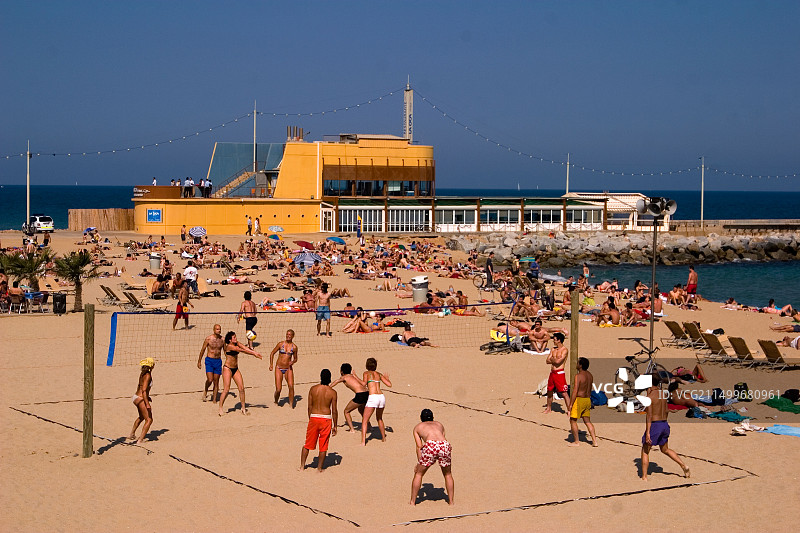 西班牙巴塞罗那海滩排球场景图片素材