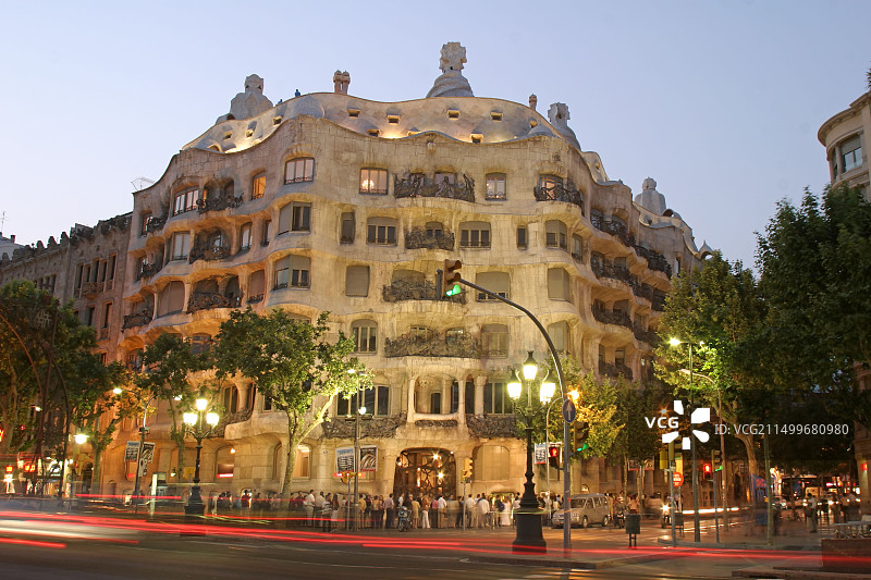 西班牙巴塞罗那米拉之家:安东尼·高迪设计的格拉西亚大道外墙,黄昏景色图片素材