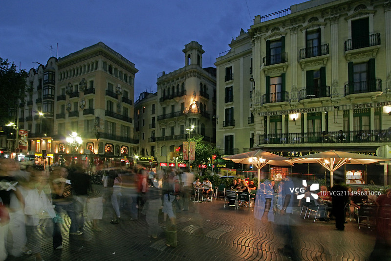 西班牙巴塞罗那兰布拉大街黄昏游客图片素材