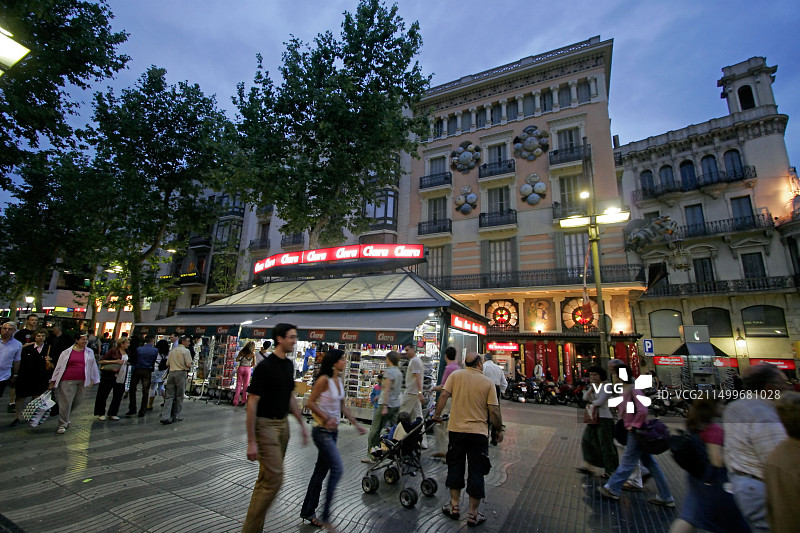 西班牙巴塞罗那兰布拉大街黄昏游客图片素材