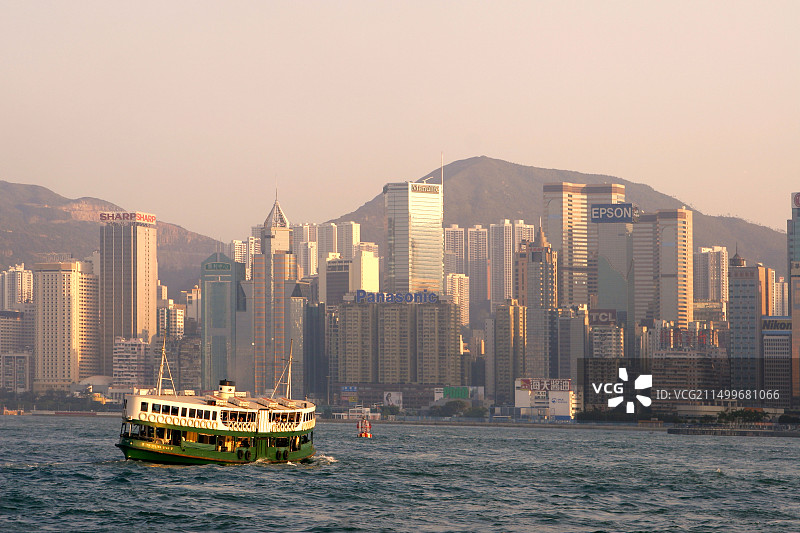 中国香港天星小轮与香港岛中环商务金融区摩天大楼图片素材