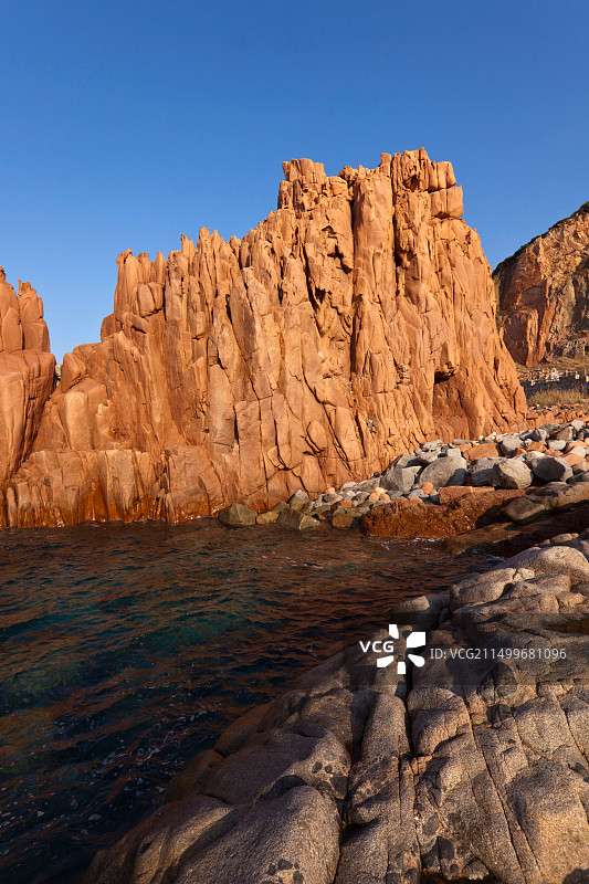 意大利撒丁岛阿尔巴塔克斯的红色岩石图片素材