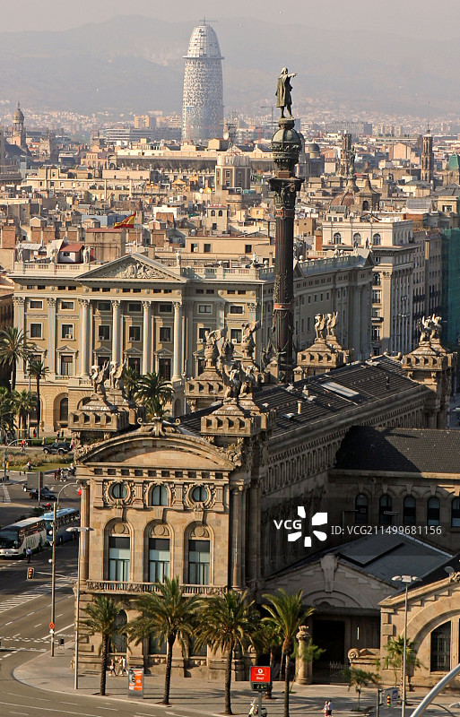 巴塞罗那哥伦布纪念碑与让·努维尔设计的阿格巴塔图片素材