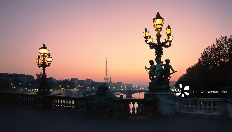 法国巴黎亚历山大三世桥和埃菲尔铁塔图片素材
