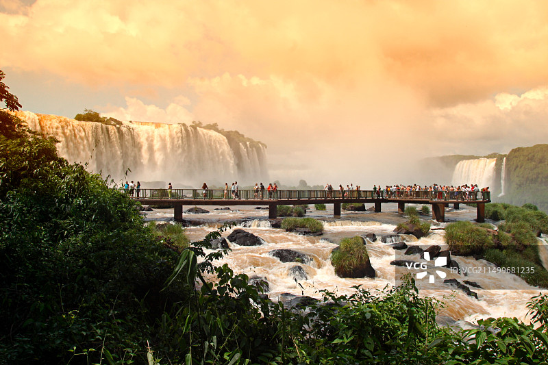 阿根廷巴西边境伊瓜苏瀑布步道图片素材