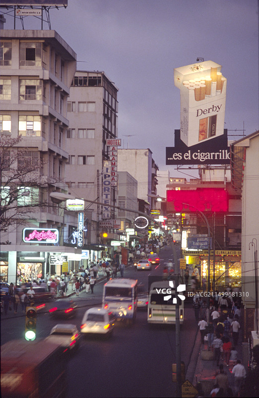 哥斯达黎加圣何塞中央大街的交通高峰期广告牌图片素材
