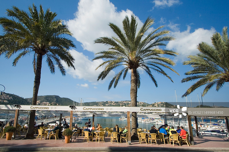 马略卡岛安德拉奇港咖啡馆棕榈树图片素材