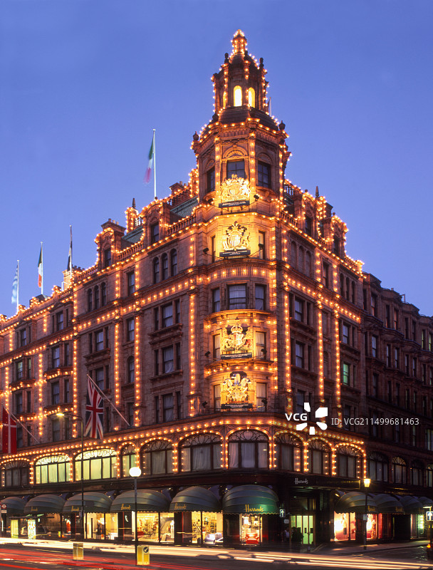 夜晚灯火通明的伦敦哈罗德百货仓库图片素材