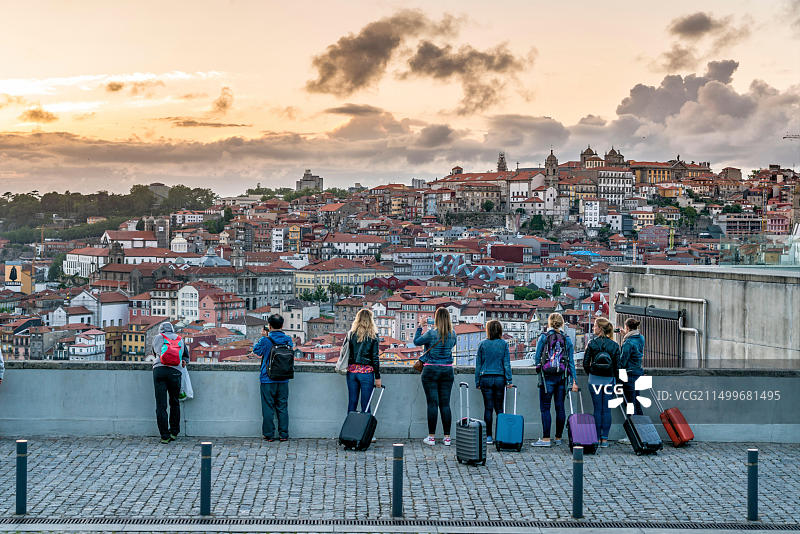 路易一世桥附近的观景点，一群游客带着手推车，波尔图，葡萄牙图片素材