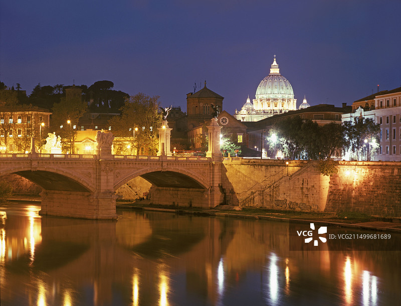 意大利罗马台伯河上的桥和圣彼得大教堂图片素材