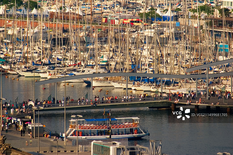 西班牙巴塞罗那韦尔港游艇码头及前往Maremagnum购物中心的行人图片素材