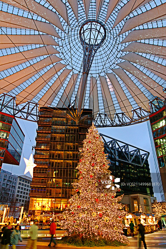 柏林波茨坦广场索尼中心中庭圣诞树图片素材