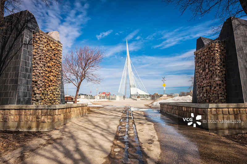 夜间漫步在温尼伯的普罗文彻桥图片素材