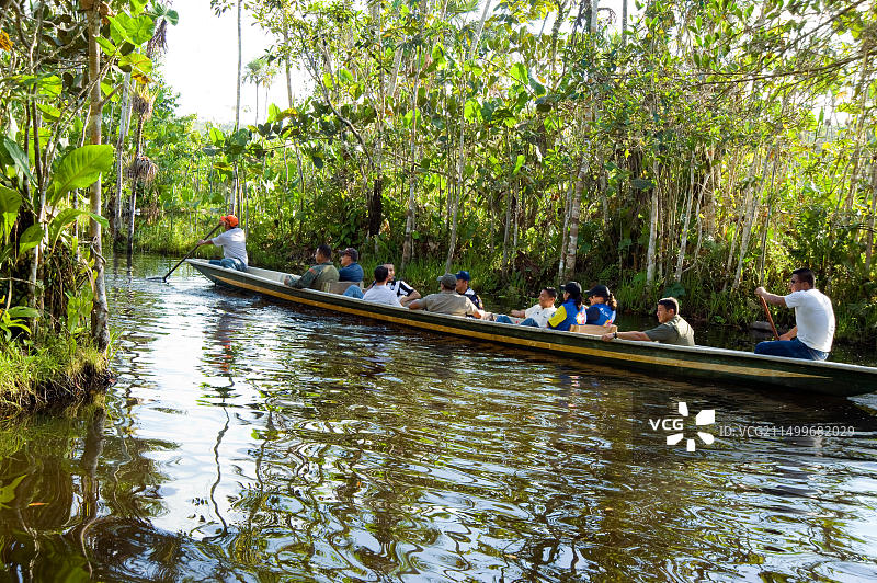 在厄瓜多尔亚马逊河上游览的船只图片素材