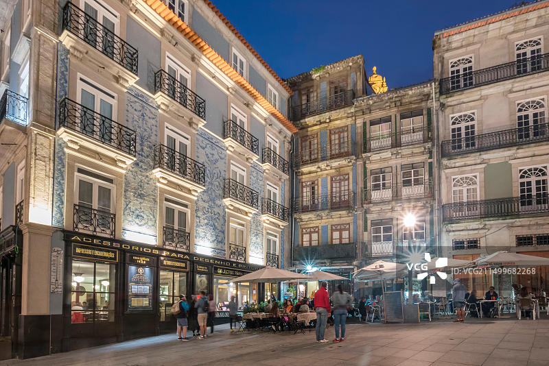 葡萄牙波尔图圣多明戈斯广场的街边咖啡馆和Largo画廊餐厅图片素材