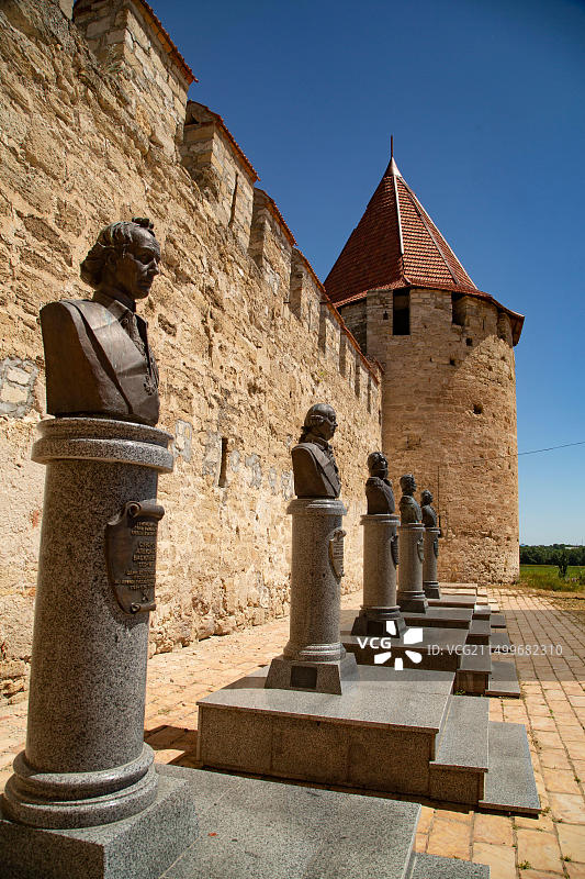 德涅斯特里亚英雄的半身像，位于德涅斯特里亚摩尔达维亚共和国（德涅斯特里亚）本德尔16世纪奥斯曼堡垒外图片素材