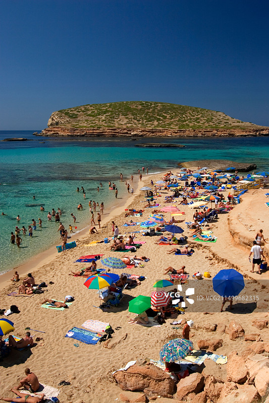西班牙巴利阿里群岛伊维萨岛海滩：卡拉孔特海滩人们在日光浴图片素材