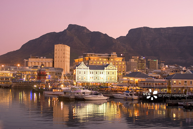 南非开普敦维多利亚阿尔伯特海滨日落和桌山图片素材