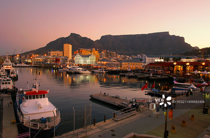 南非开普敦维多利亚阿尔伯特海滨码头日落桌山图片素材