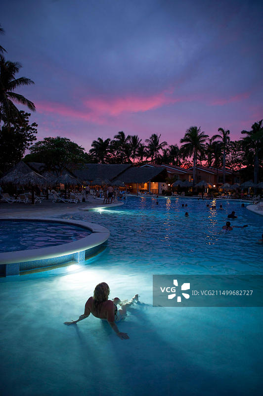 哥斯达黎加泳池的绚丽日落图片素材