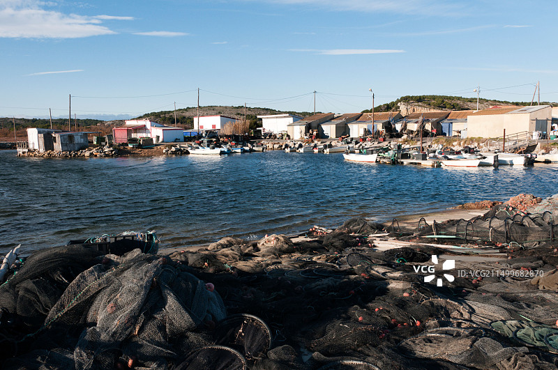 法国南部纳博讷以南的阿伊罗尔池塘岸边的渔民小屋图片素材