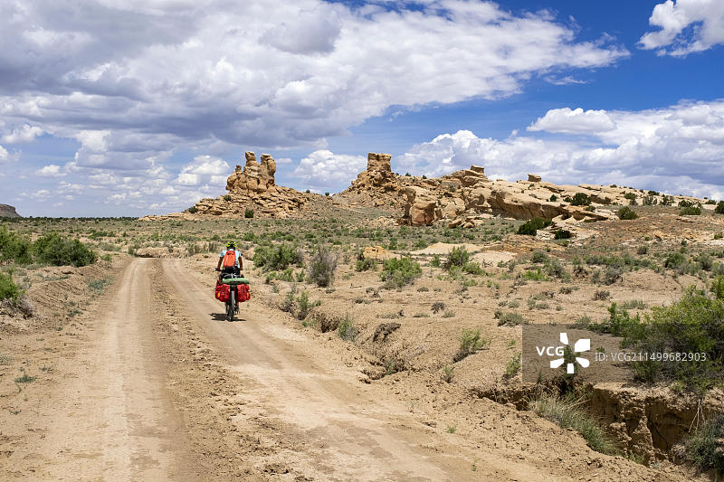 NM00144-00……新墨西哥州——Vicky Spring在县圣马特奥泉和奥霍弗里奥泉之间的大分水岭山地自行车道上骑自行车图片素材