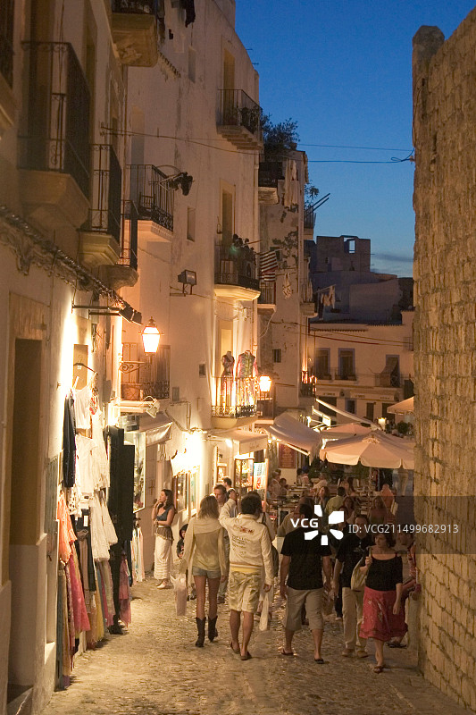 西班牙巴利阿里群岛伊维萨镇黄昏时尚商店和纪念品图片素材