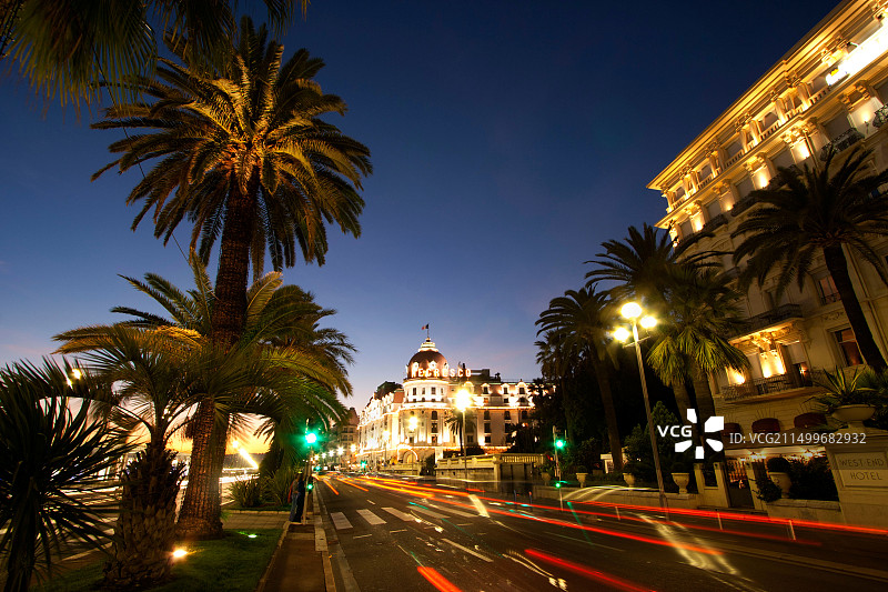 法国尼斯盎格鲁街夜景与内格雷斯科酒店图片素材