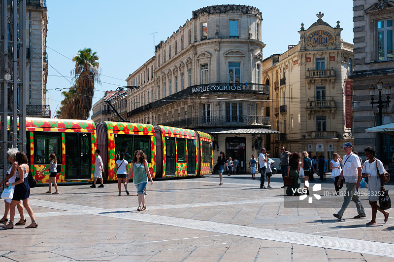 法国蒙彼利埃喜剧广场的彩色有轨电车图片素材