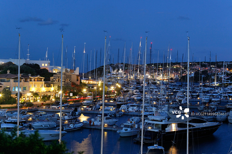 意大利撒丁岛翡翠海岸切尔沃港游艇码头图片素材