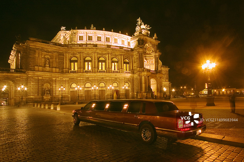 德国德累斯顿森帕歌剧院夜景与豪华轿车图片素材