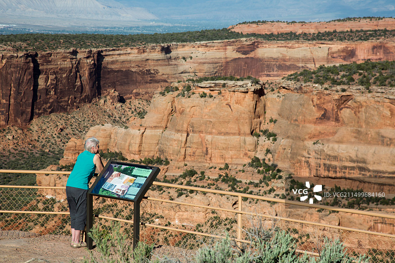 科罗拉多州弗鲁塔：苏珊·纽维尔在科罗拉多国家纪念碑欣赏风景图片素材