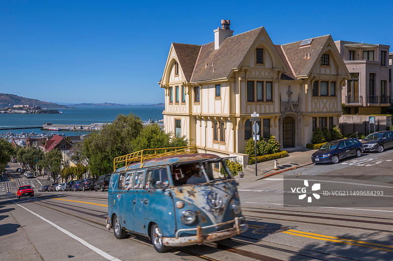 大众露营车：旧金山海德街和恶魔岛图片素材
