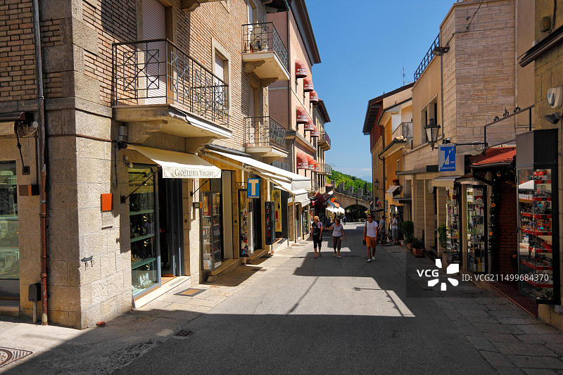 圣马力诺街道和购物者图片素材