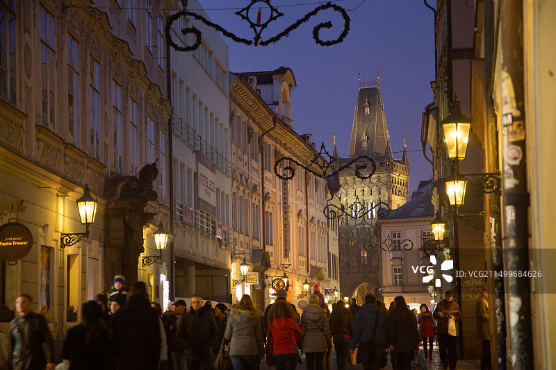 布拉格街景：远处可见火药塔，捷克图片素材