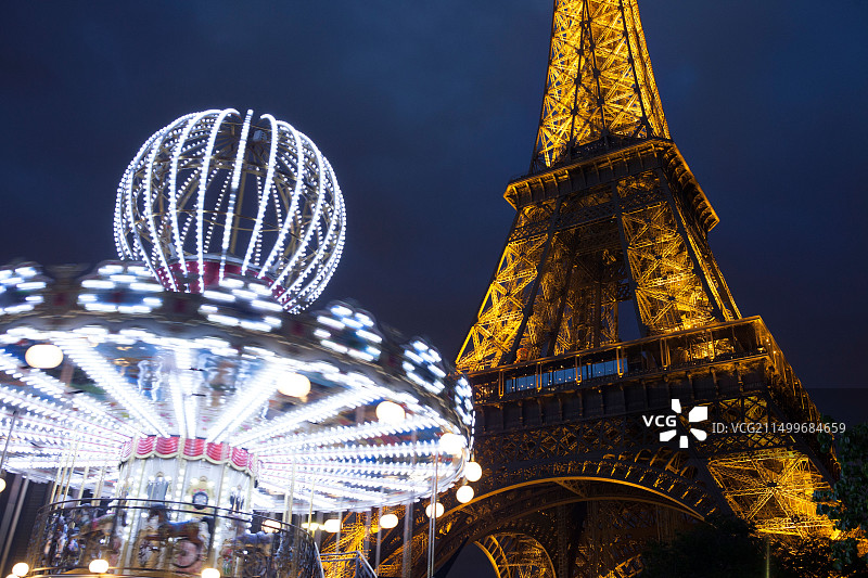巴黎夜景：埃菲尔铁塔图片素材