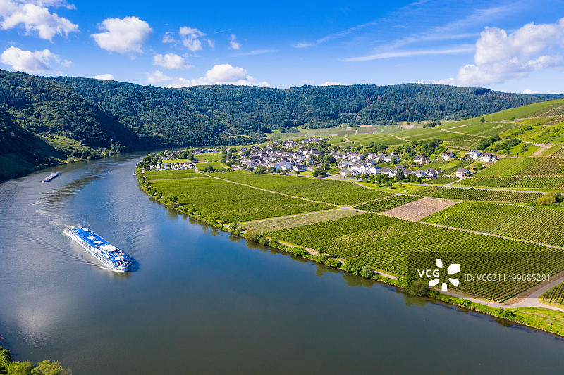德国摩泽尔河畔梅林游船图片素材