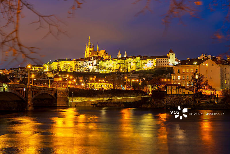 从查理大桥眺望洛布科维茨宫和圣维特大教堂，布拉格，捷克共和国图片素材