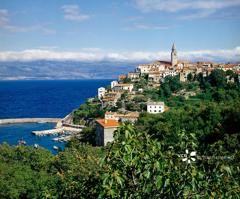 克罗地亚克尔克岛山丘上的弗尔布尼克古镇图片素材