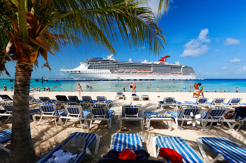 特克斯和凯科斯群岛大特克岛海滩与邮轮图片素材