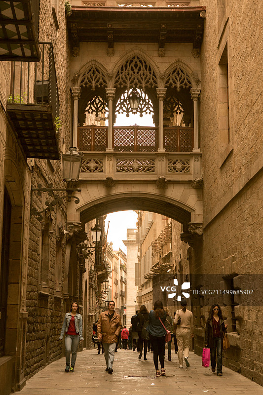 西班牙巴塞罗那主教座堂外的狭窄街道图片素材