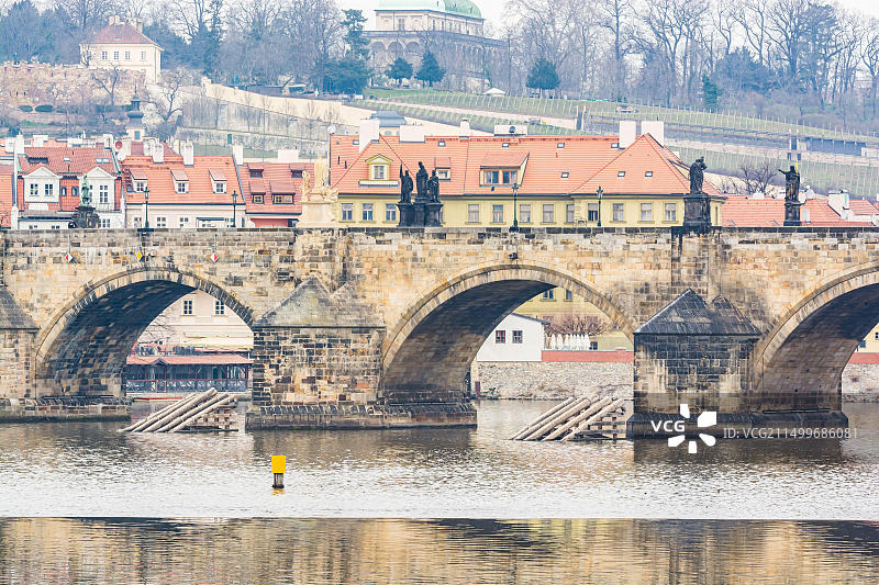 2020年3月19日，捷克共和国布拉格：新冠疫情旅行禁令期间没有游客的查理大桥图片素材