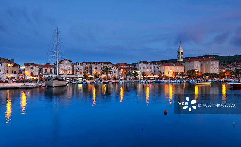 傍晚布拉奇岛上的苏佩塔尔镇图片素材