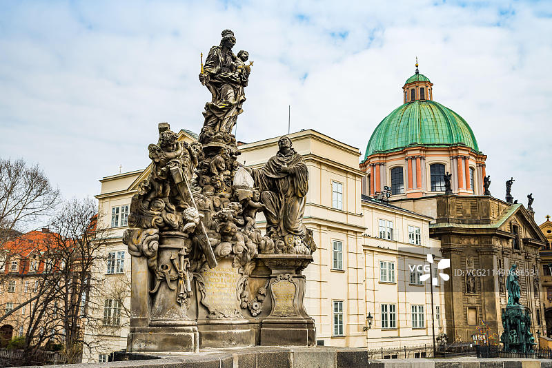 捷克共和国布拉格：新冠疫情旅行禁令期间没有游客的查理大桥雕像图片素材