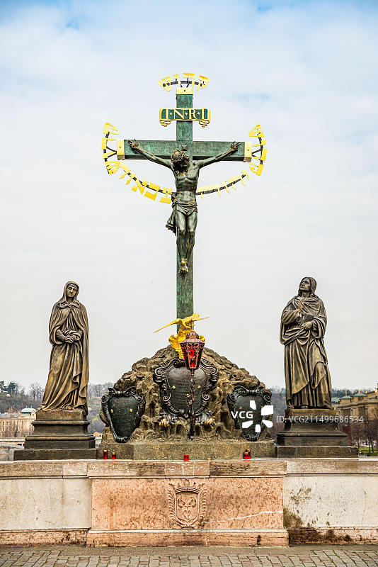 捷克共和国布拉格：新冠疫情旅行禁令期间没有游客的查理大桥雕像图片素材