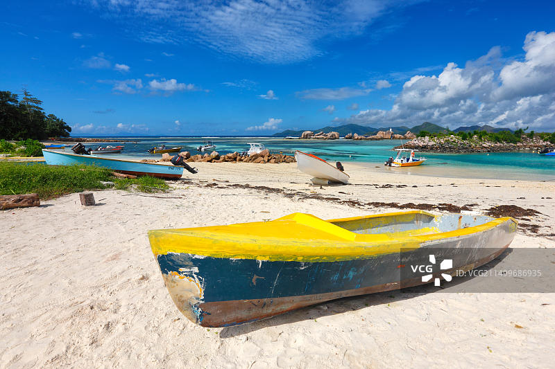 塞舌尔拉迪格岛海滩上的船只图片素材