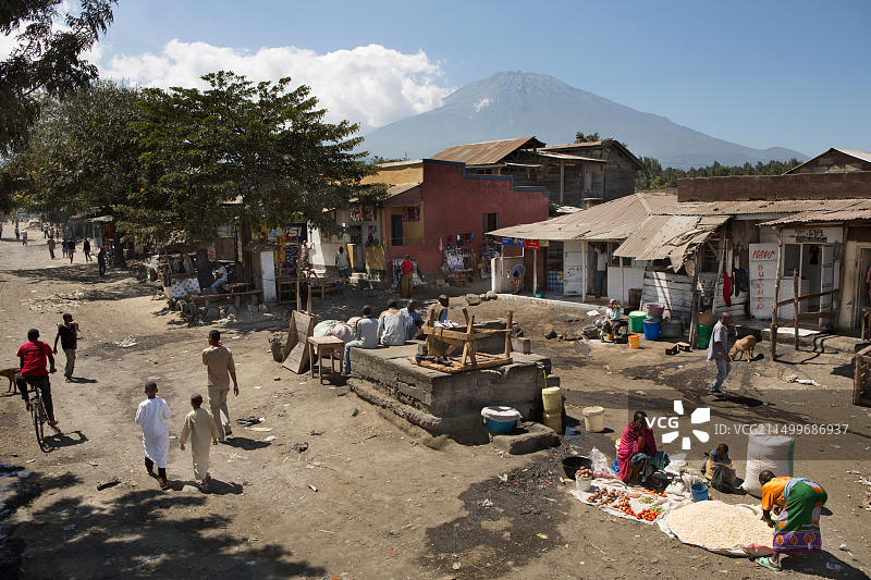 坦桑尼亚阿鲁沙街景及梅鲁山图片素材