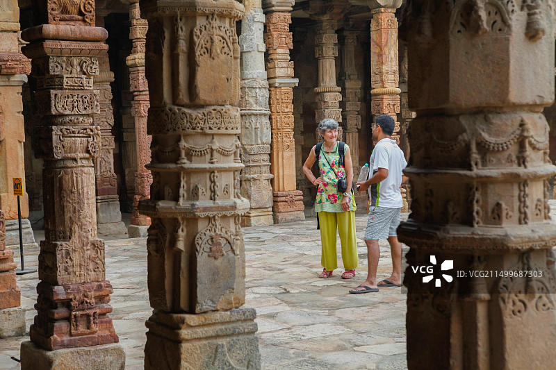 在印度德里顾特卜塔的西方游客和旅行指南图片素材