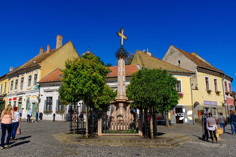 在多瑙河畔匈牙利小镇圣安德烈大街上漫步的游客图片素材