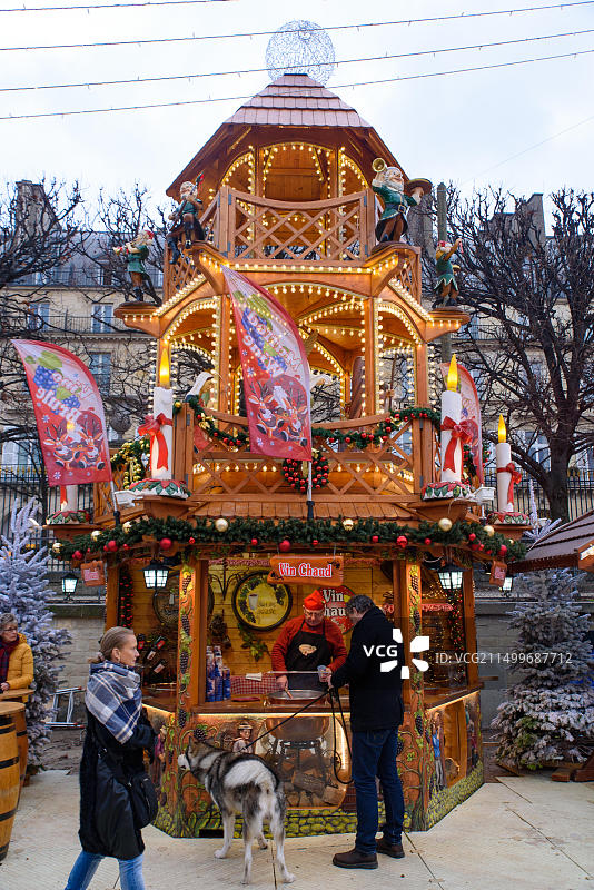 法国巴黎杜乐丽花园2018年圣诞市场上的热葡萄酒摊位图片素材
